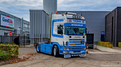 20251019-Tom-Holding-00490